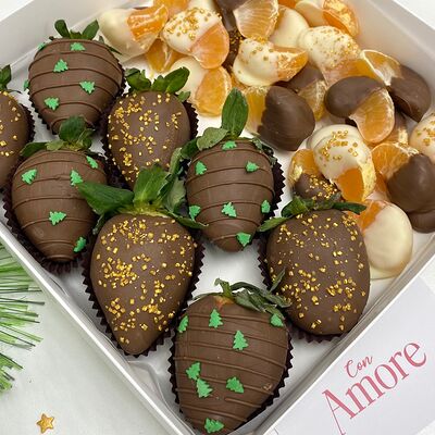 Новогодний набор из клубники в шоколаде и мандаринов №1 в Con Amore по цене 2490 ₽