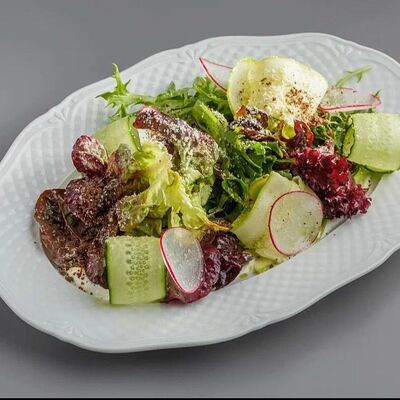 Зеленый салат с козьим сыромв Hug по цене 650 ₽