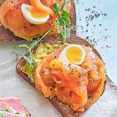 Брускетта с семгой, авокадо и перепелиный яйцомв Черетто море по цене 690 ₽