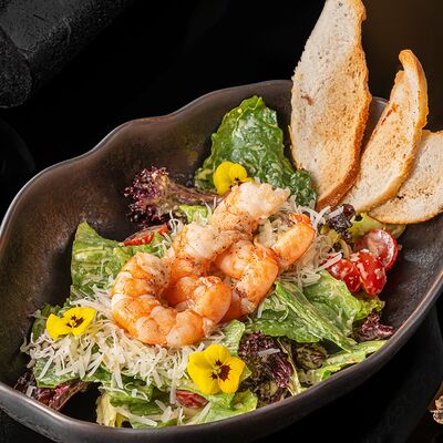 Цезарь с креветками в Moslounge & Bar по цене 590 ₽