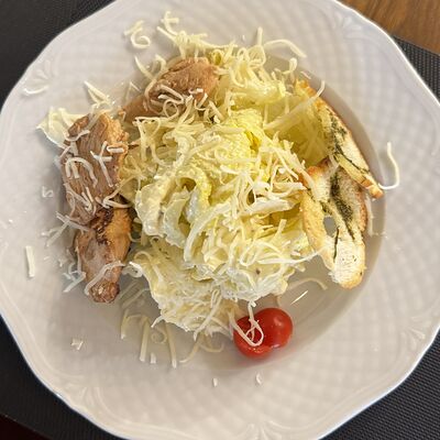 Салат Цезарь с курицей в Хинкальная по цене 690 ₽