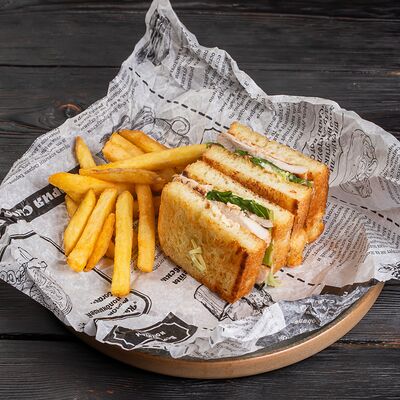 Сэндвич на картофельном хлебе с цыпленком, романо и картофелем фри в Паб Мира по цене 630 ₽