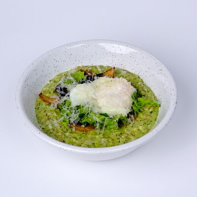 Овсяная каша с грибами, яйцом пашот и укропным песто в Сойка Cafe по цене 380 ₽