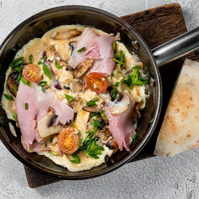 Омлет из трех яиц с Тамбовским окороком в Сие Паста по цене 690 ₽