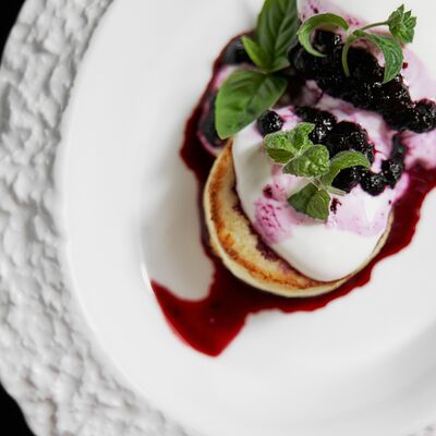 Сырники с черничным вареньем и сметаной в Великий Goodwine по цене 490 ₽