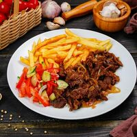 Говядина жареная с картофелем фри в Эне-Сай