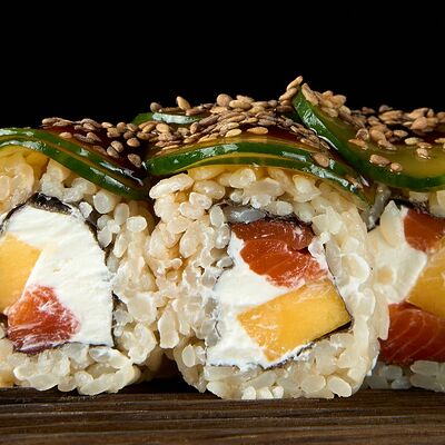 Лосось и манго под битыми огурчиками в Полтора тигра по цене 780