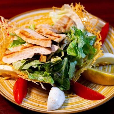 Салат Цезарь с курицейв Paddy's Irish Pub & Eatery по цене 830 ₽