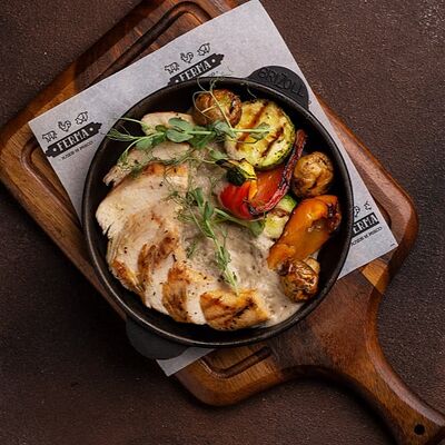 Куриное филе с овощами гриль в Ферма по цене 795 ₽