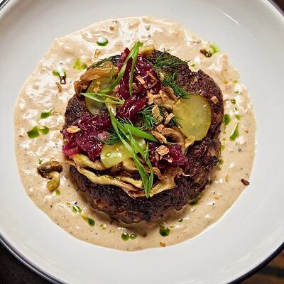 Говяжья котлета с перечным соусомв Честер по цене 720 ₽