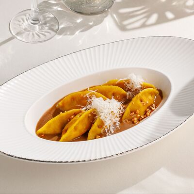 Равиоли с цесаркой и соусом порто в Cristal по цене 950 ₽