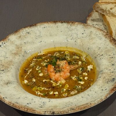 Тыквенный крем-суп с лососем, креветками и фисташками в Три Б по цене 620 ₽