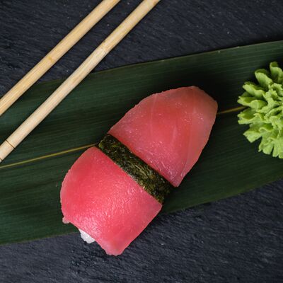 Суши с тунцом в Caviar Rolls по цене 169 ₽