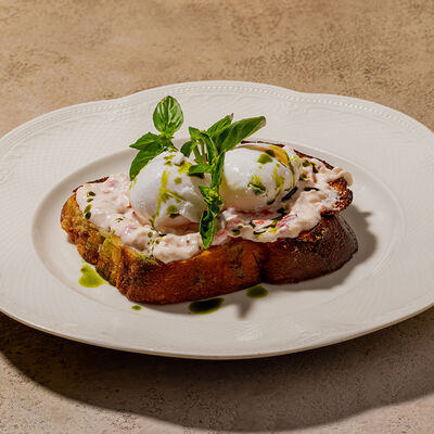 Бриошь со сливочным крабом и яйцом пашот в Cafe Sisi по цене 890 ₽