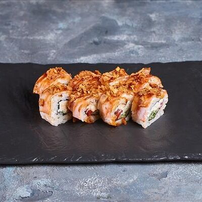 Запеченный ролл опаленный бекон в Между палок по цене 499 ₽