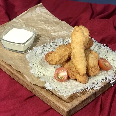 Куриные стрипсы с сырным соусом в Вино и еда по цене 490 ₽