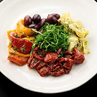 Маринованые оливки с вялеными томатами и печеными перцем в Culture по цене 740 ₽