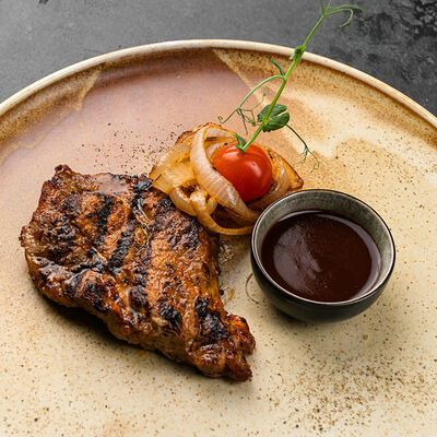 Стейк из cвинoй шеи в Tre/Quarti по цене 790 ₽