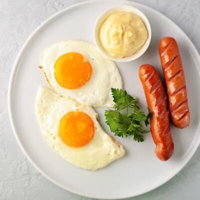 Яичница с сосисками в Mr Gyros по цене 275 ₽