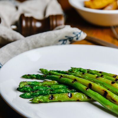 Спаржа на гриле в Праймбиф бар по цене 450 ₽