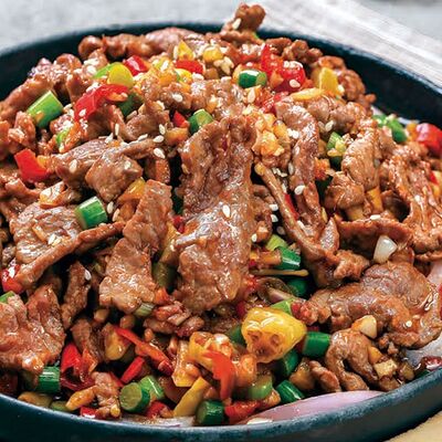В21 Говядина на сковородке с болгарским перцем 铁板牛肉 в Charlie tea по цене 950 ₽