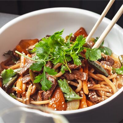 Удон с говядиной и овощами в BEERMAN&Schlitz по цене 750 ₽