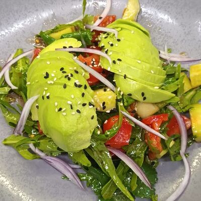 Овощной салат с цитрусово-кунжутной заправкойв Чентуриппе по цене 695 ₽