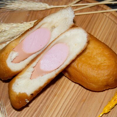 Сосиска в тесте во фритюре в Хлеборезов по цене 69 ₽