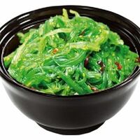 Салат с чукой и ореховым соусом в Woki