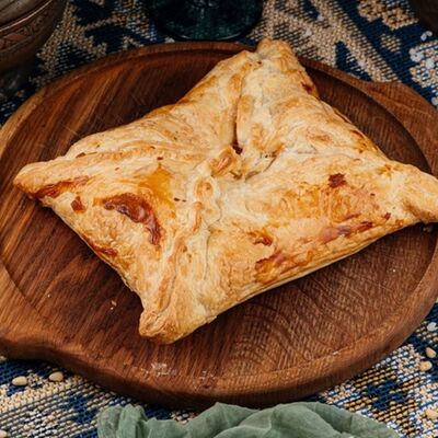 Хачапури из слоеного теста в ШБ Next по цене 560 ₽