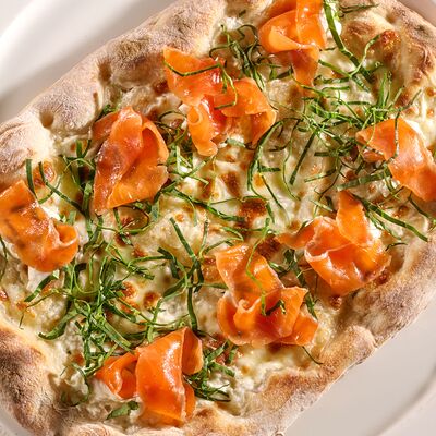 Римская пицца с лососем и сливочным сыром в Olivas по цене 1095 ₽