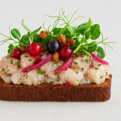 Бутерброд с треской в маринаде из северных ягод в Рыбку съесть по цене 279 ₽