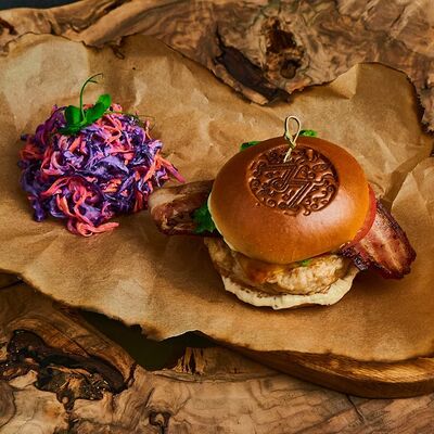 Бургер с котлетой из курицы в панировке в Мята signature 2ФР по цене 900 ₽