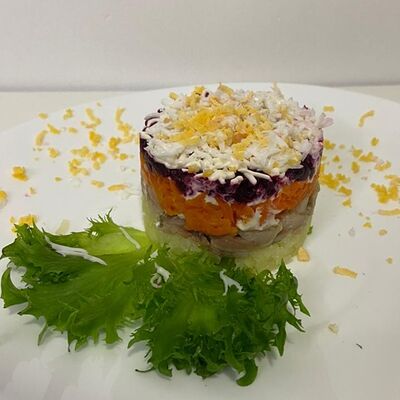 Салат Сельдь под шубой в Отменная пельменная по цене 350 ₽