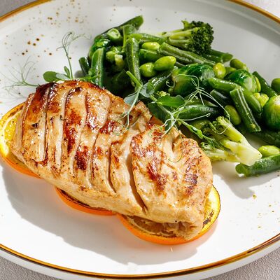 Куриная грудка в цитрусовом соусе с зелеными овощами в Чайхана Пахвала по цене 690 ₽