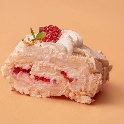 Воздушный рулет с малиной порция в Кулинария Патрик & Мари по цене 264 ₽