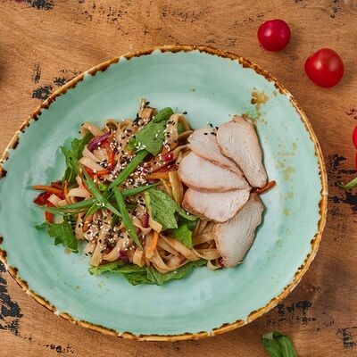 Лапша удон с овощами и куриным филе в Papa Carlo по цене 400 ₽