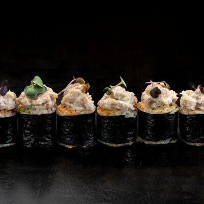 Запеченный ролл Тунец-трюфель в Джонга по цене 480 ₽