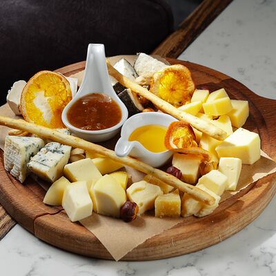 Сырная тарелка из выдержанных сыров в Сыроварня Чизерия по цене 1400 ₽
