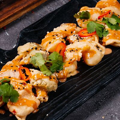 Тигровые креветки в хрустящей темпуре с овощамив Пламя по цене 1090 ₽