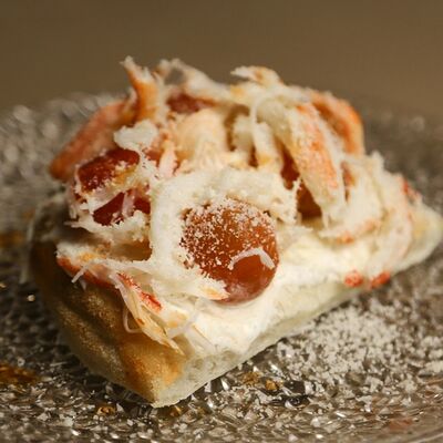 Брускетта на римской лепешке с крабом печеными томатами в Особняк по цене 1085 ₽