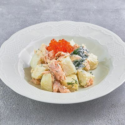 Салат из картофеля с копченым лососем, красной икрой и сметаной в Царь по цене 690 ₽