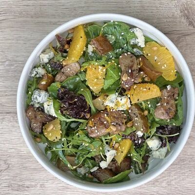 Салат с куриной печенью и сыром дорблю в BUENO cafe по цене 860 ₽