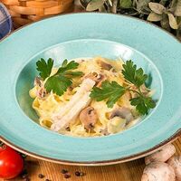 Феттуччине с цыплёнком и грибами в Луиджи & Тосё