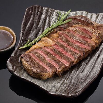 Стейк рибай с соусом Оугон в Bluefin по цене 4280 ₽