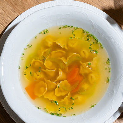 Куриный бульон с тортеллини в Omela по цене 900 ₽