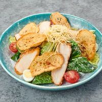 Цезарь с курицей в Vibes Cafe