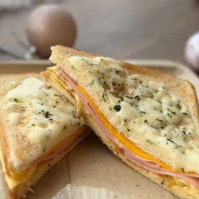 Сэндвич Крок мадам в Savoiardi по цене 380 ₽