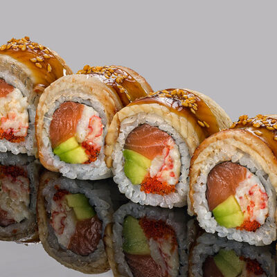 Ролл из камчатского краба, копченого угря и лосося в Bluefin по цене 2890 ₽
