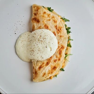 Трюфельный скрембл с креветкой и роти в Цыпочка по цене 950 ₽